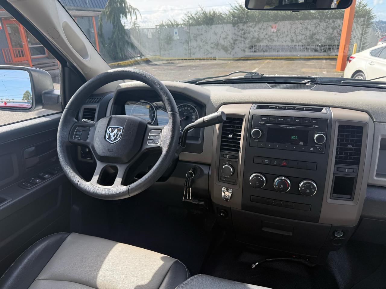 RAM 1500 4WD Crew Cab 140.5" ST 2012