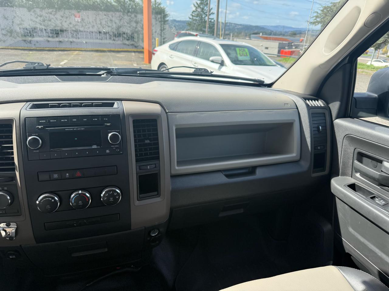 RAM 1500 4WD Crew Cab 140.5" ST 2012