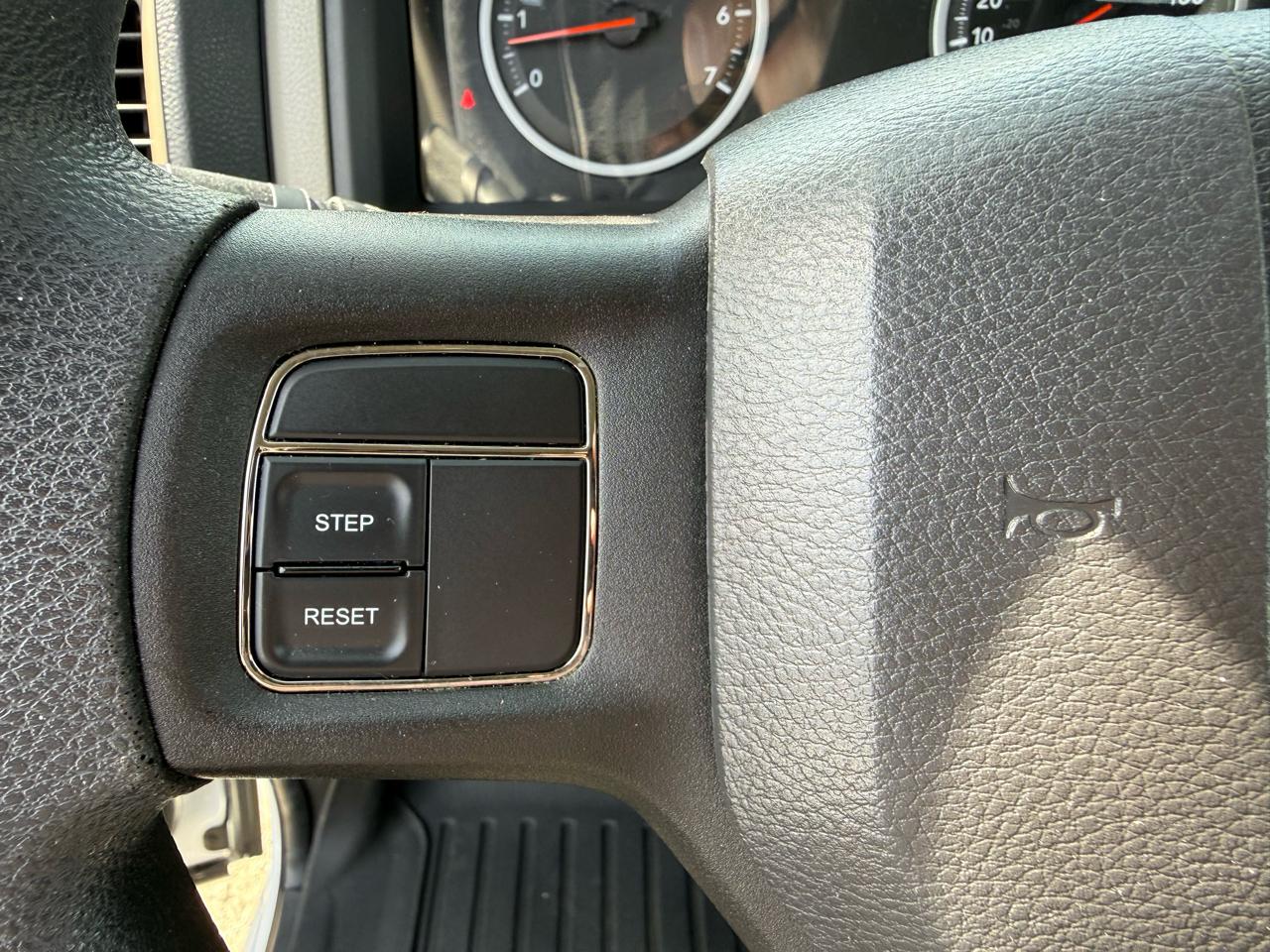 RAM 1500 4WD Crew Cab 140.5" ST 2012