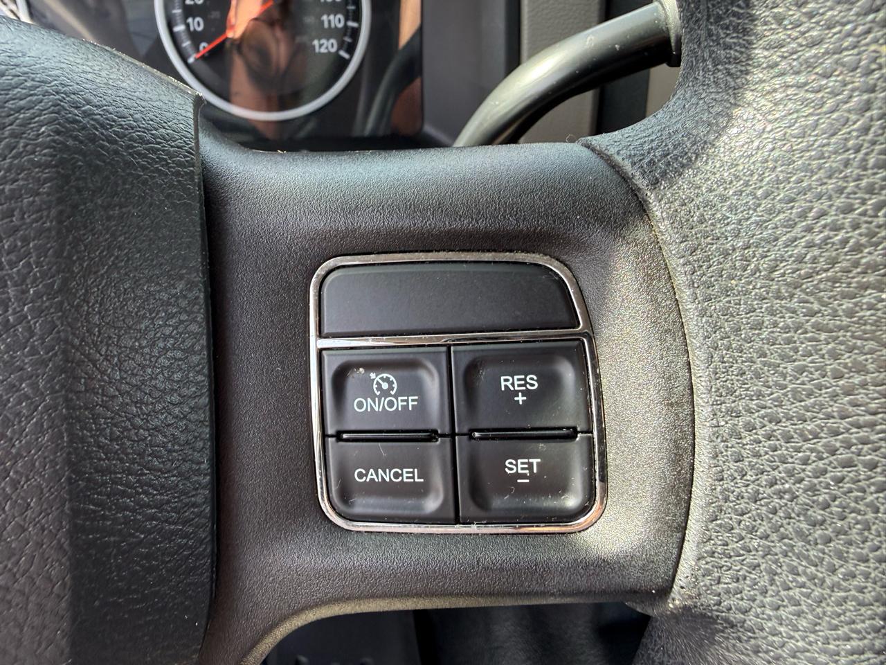 RAM 1500 4WD Crew Cab 140.5" ST 2012