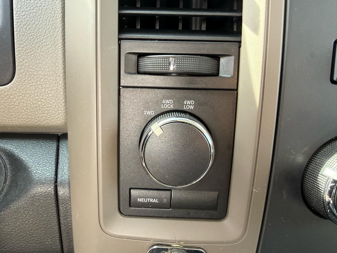 RAM 1500 4WD Crew Cab 140.5" ST 2012