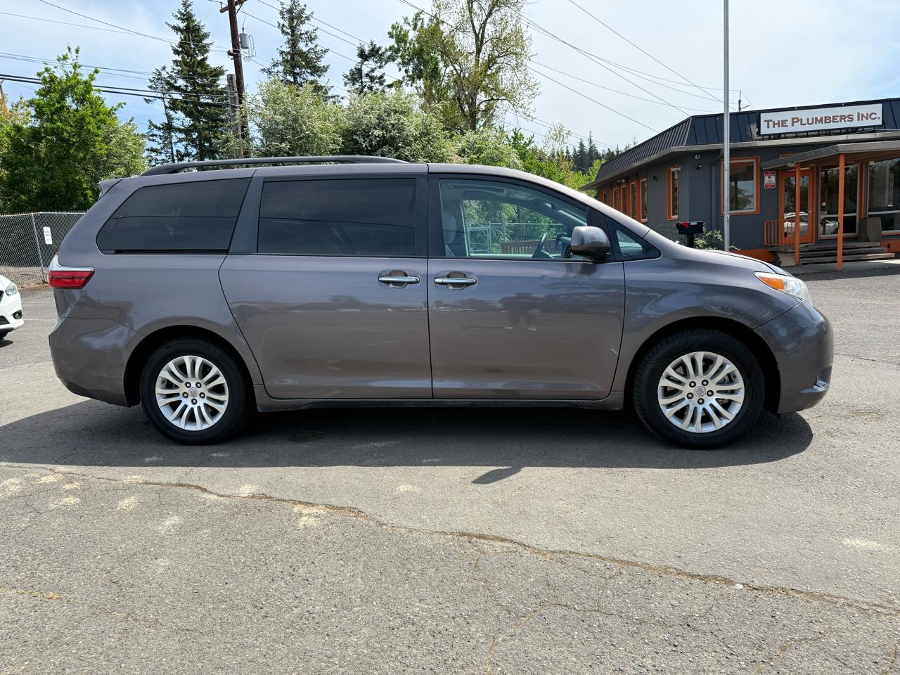 Toyota Sienna XLE FWD 8-Passenger V6 2015