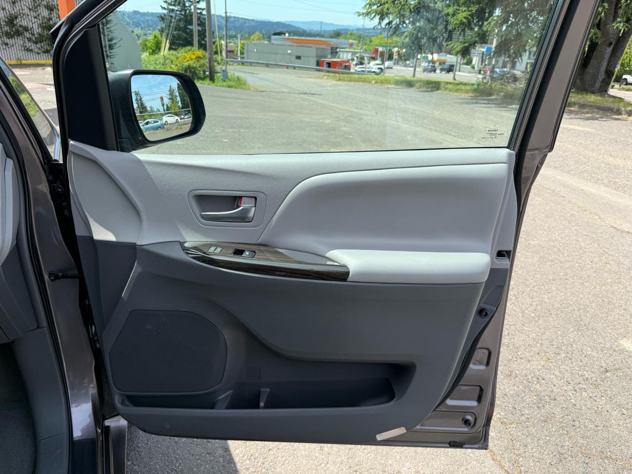 Toyota Sienna XLE FWD 8-Passenger V6 2015