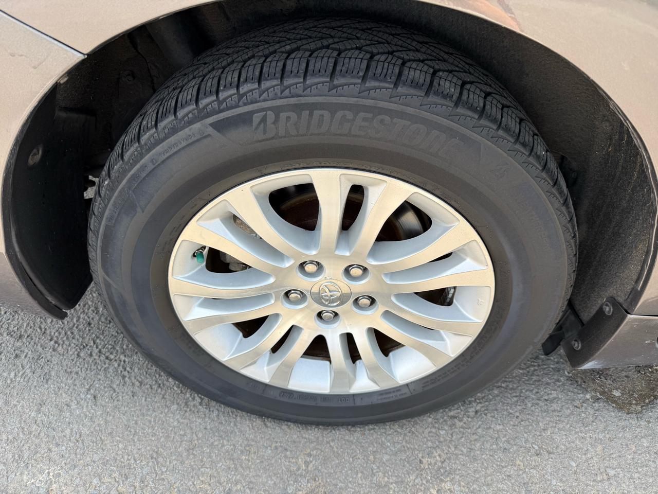 Toyota Sienna XLE FWD 8-Passenger V6 2015