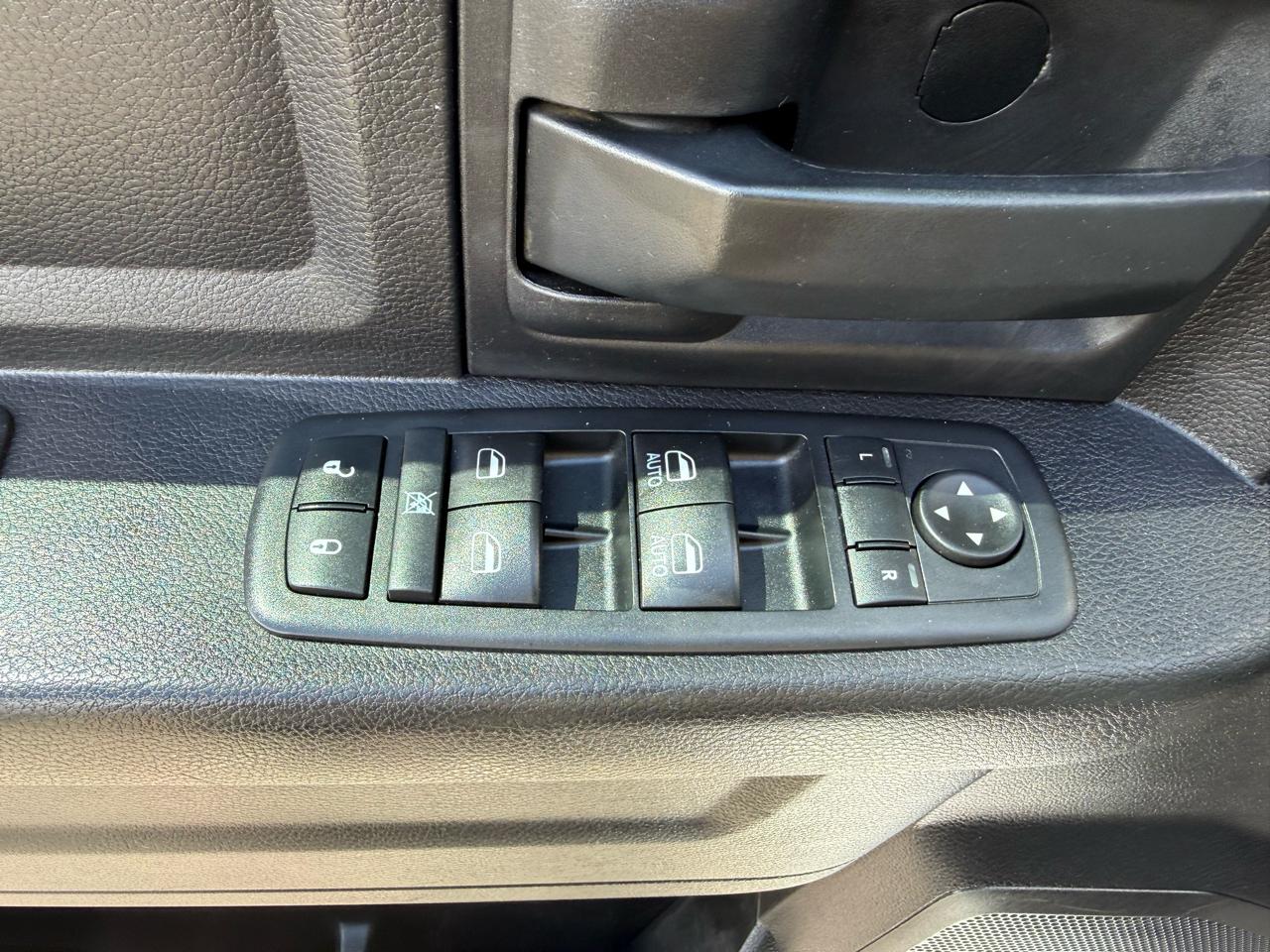 RAM 1500 4WD Crew Cab 140.5" Tradesman 2017