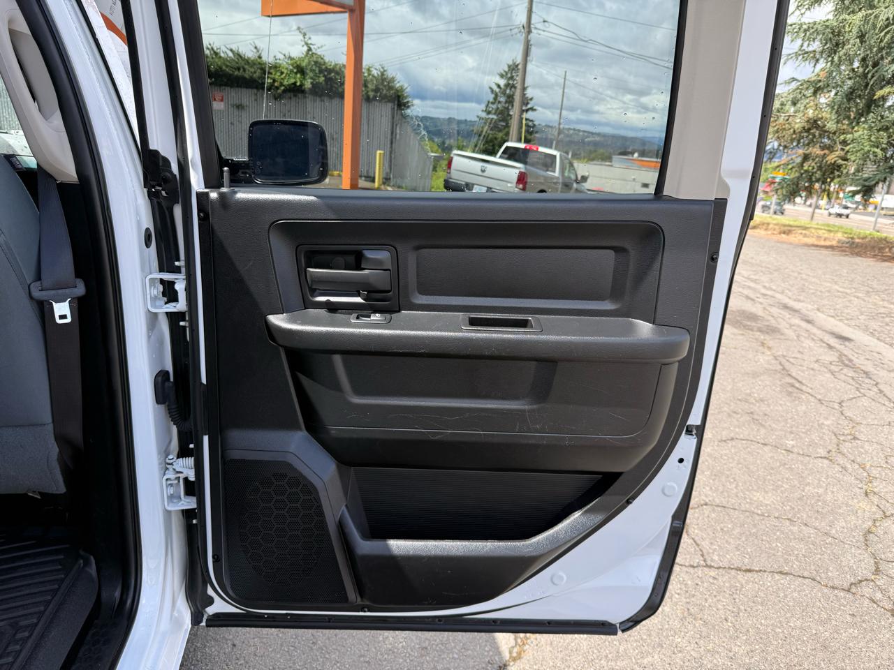 RAM 1500 4WD Crew Cab 140.5" Tradesman 2017