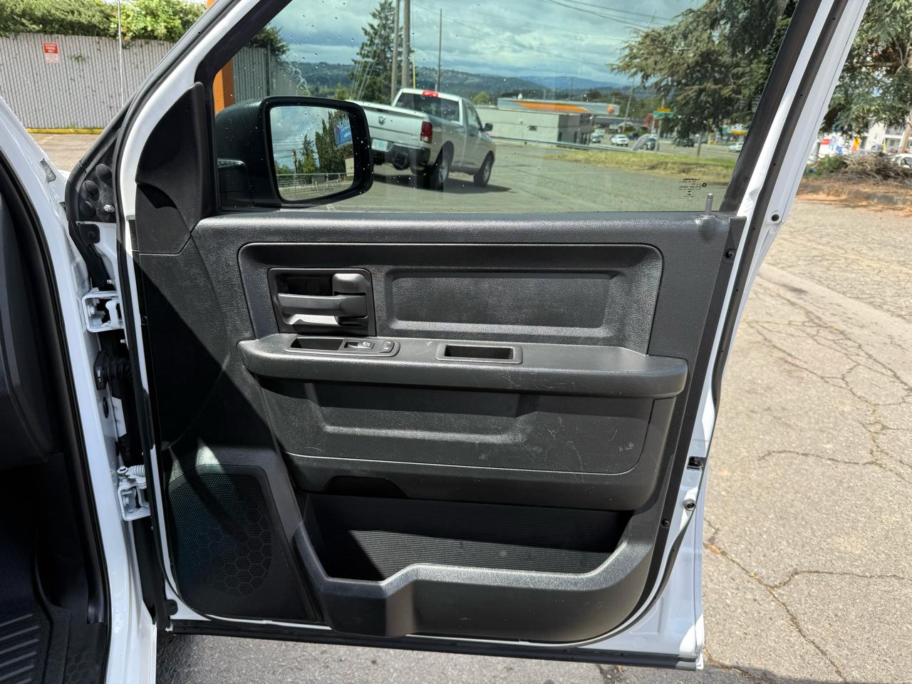 RAM 1500 4WD Crew Cab 140.5" Tradesman 2017