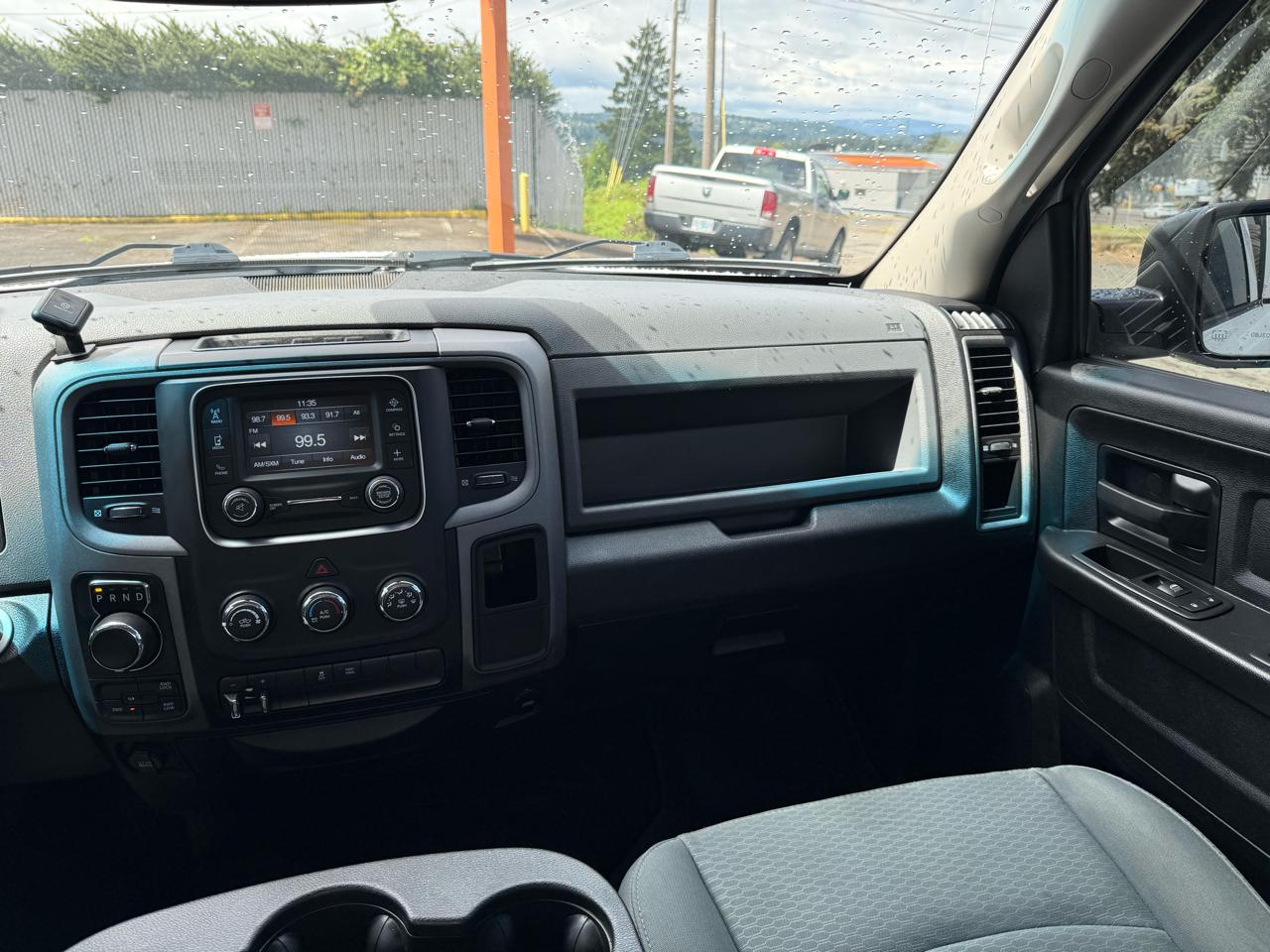 RAM 1500 4WD Crew Cab 140.5" Tradesman 2017