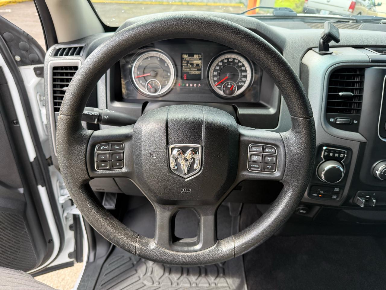 RAM 1500 4WD Crew Cab 140.5" Tradesman 2017