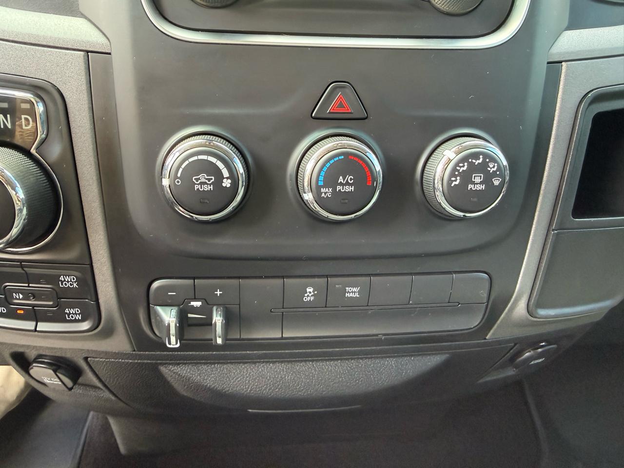 RAM 1500 4WD Crew Cab 140.5" Tradesman 2017