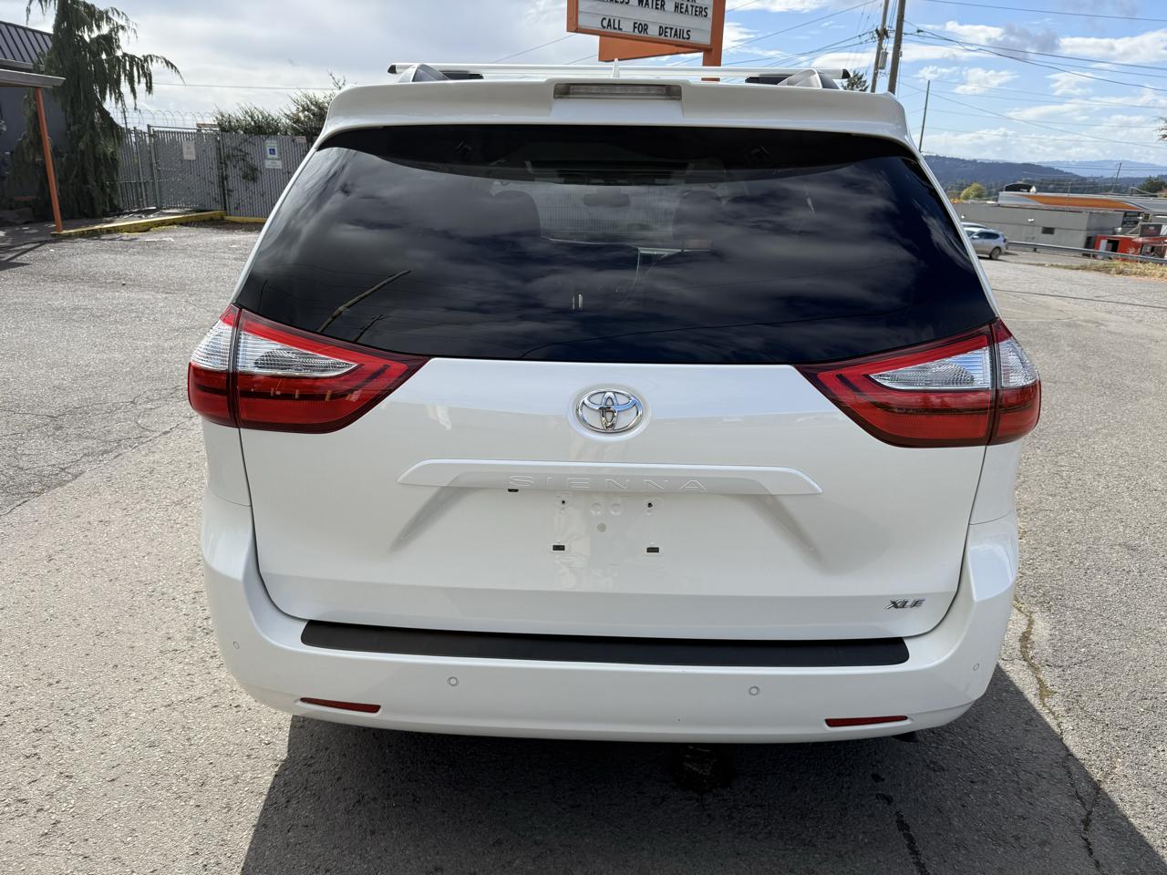 Toyota Sienna photo 6