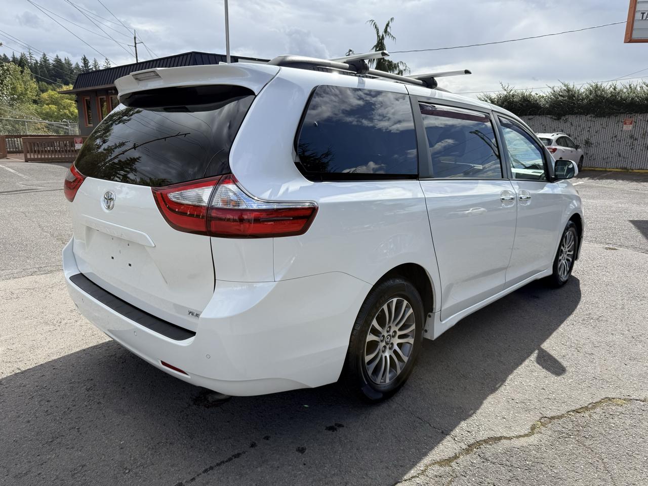 Toyota Sienna photo 7