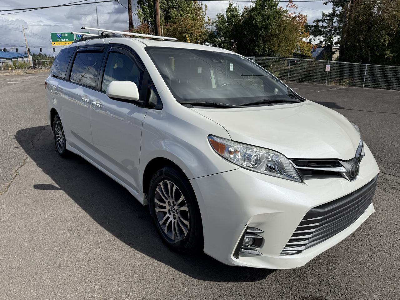 Toyota Sienna photo 9