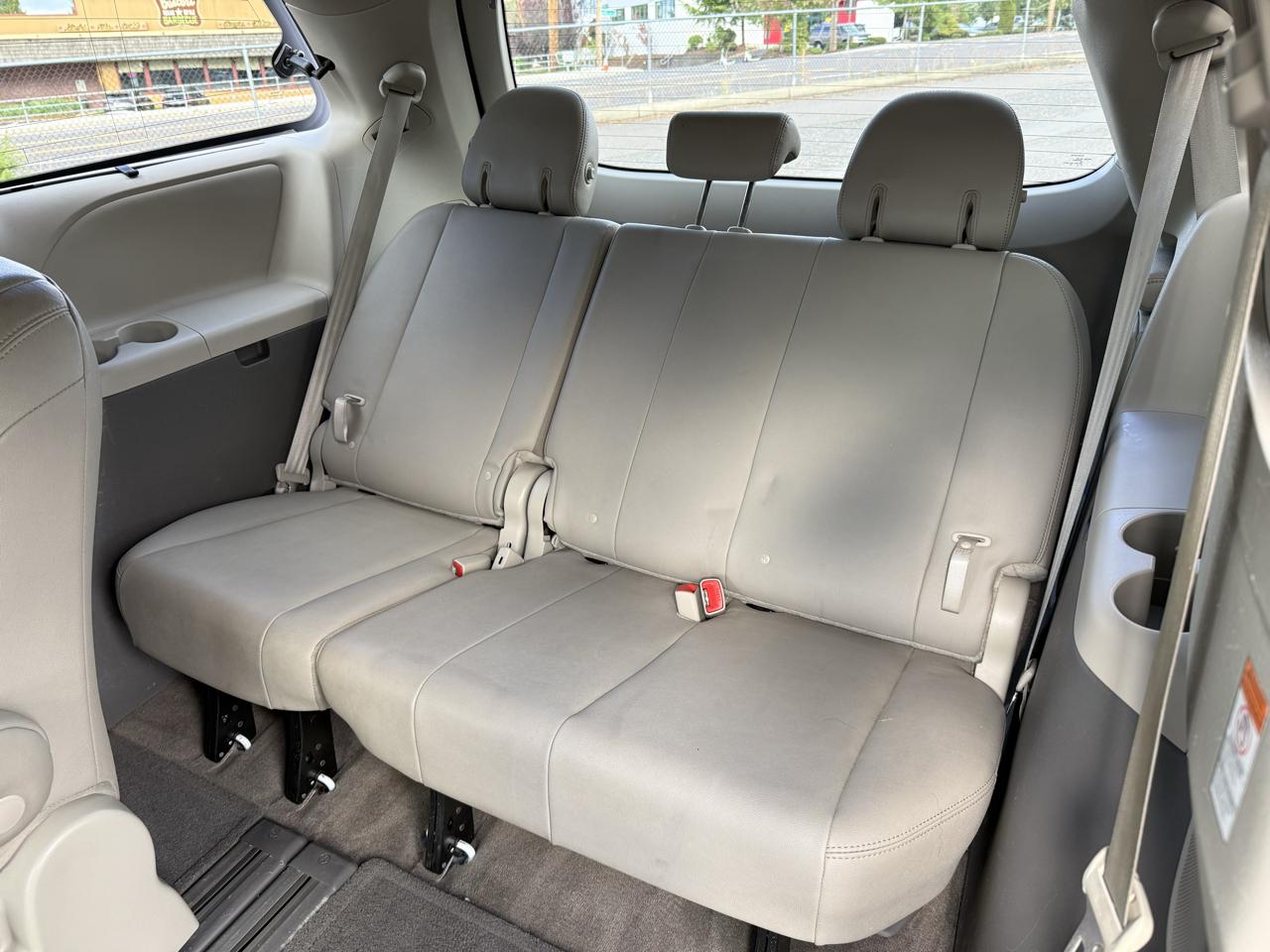 Toyota Sienna photo 17