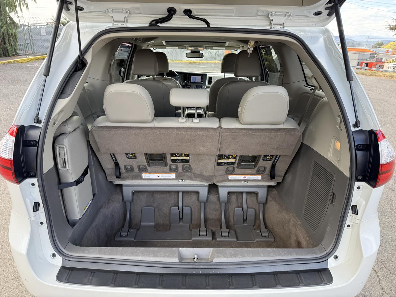 Toyota Sienna photo 18