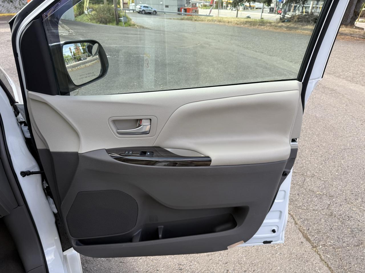 Toyota Sienna photo 24