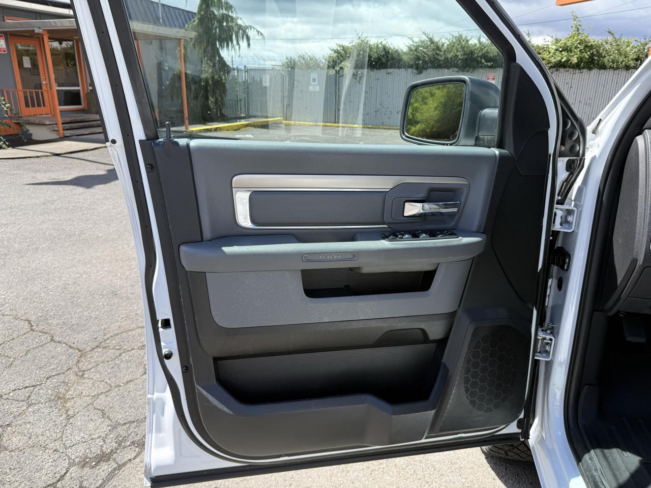 RAM 1500 Big Horn Crew Cab 4WD 2017