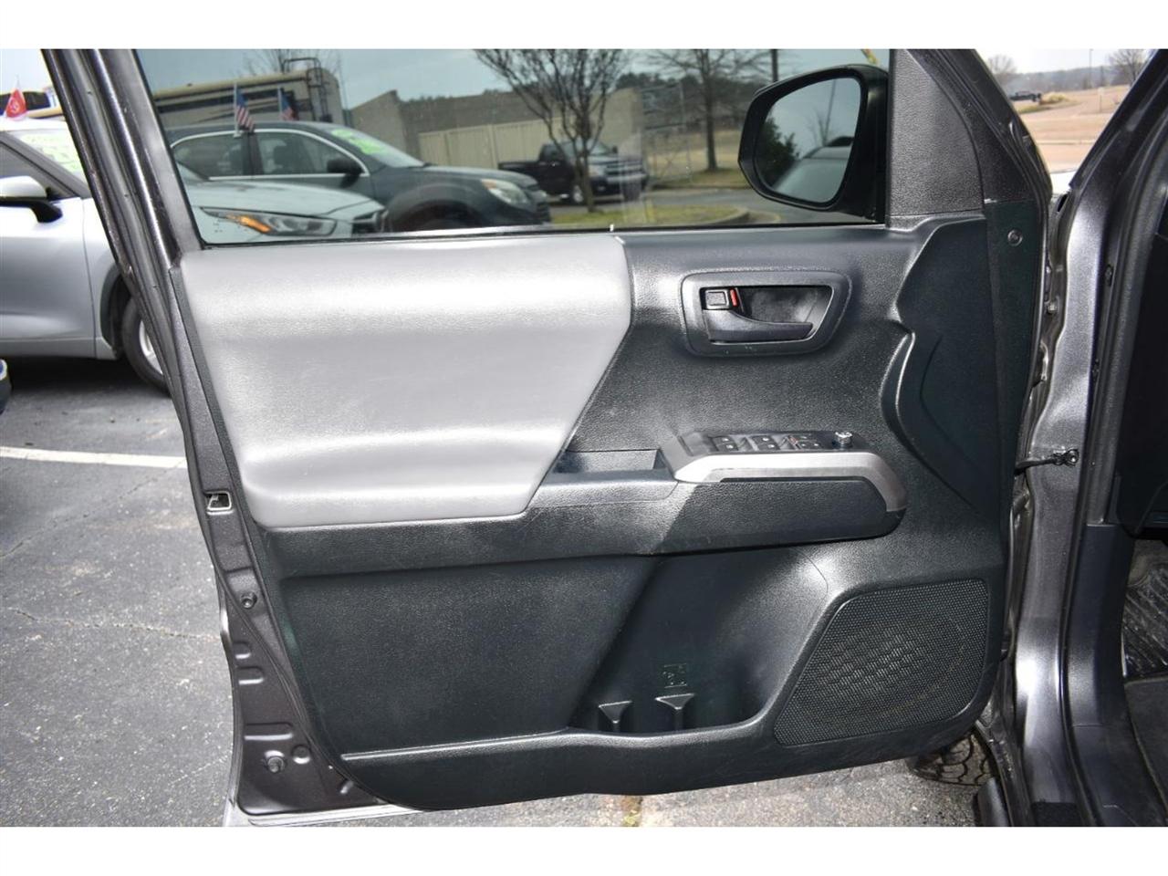 Toyota Tacoma TRD Off Road Double Cab 5' Bed V6 4x2 AT (Natl) 2017