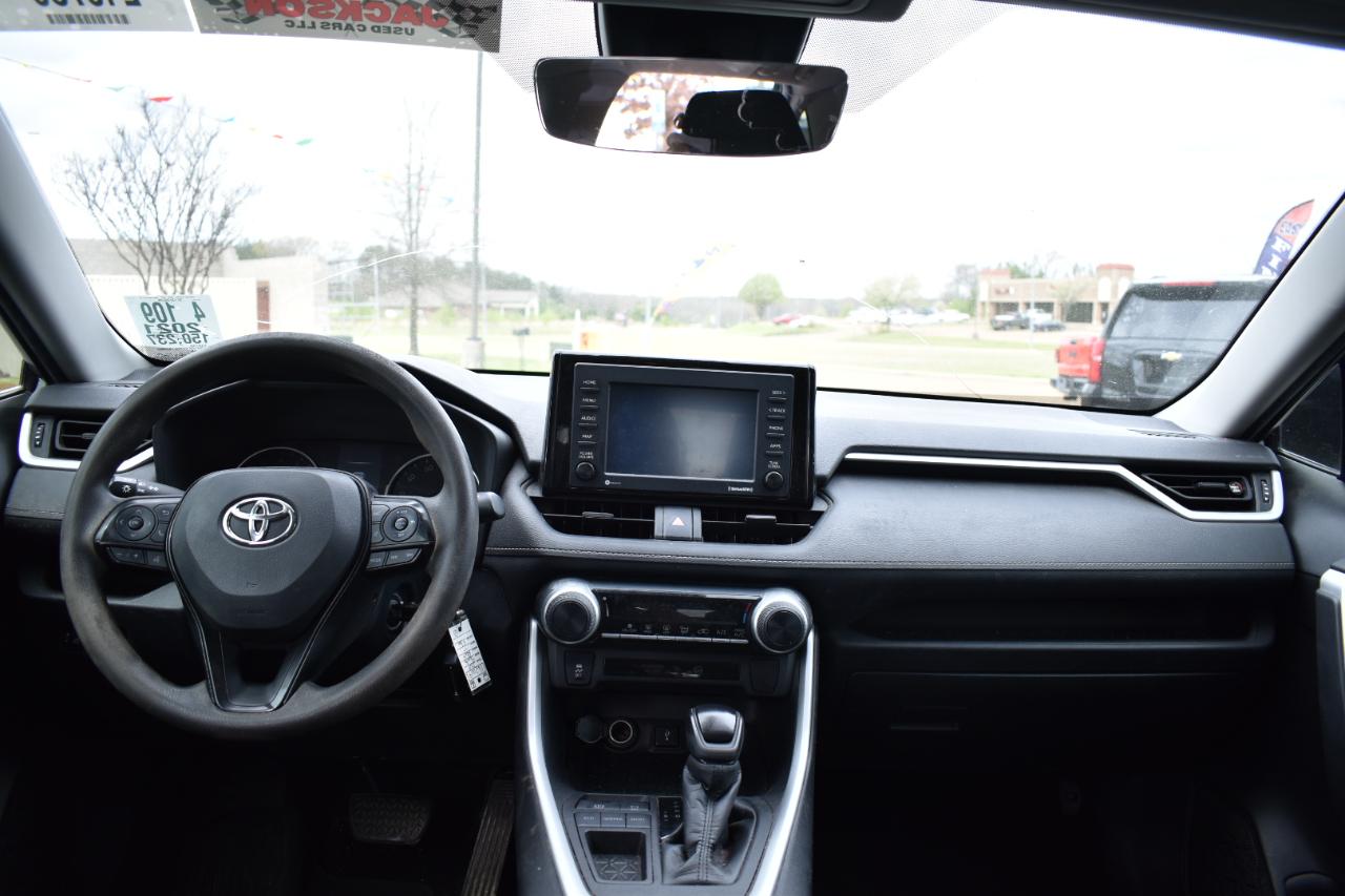 Toyota RAV4 LE FWD (Natl) 2021