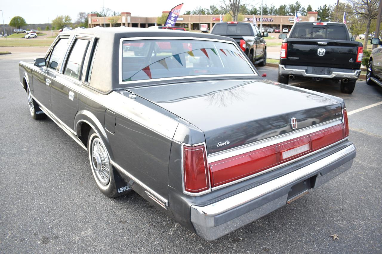 Lincoln Town Car 4dr Sedan 1986