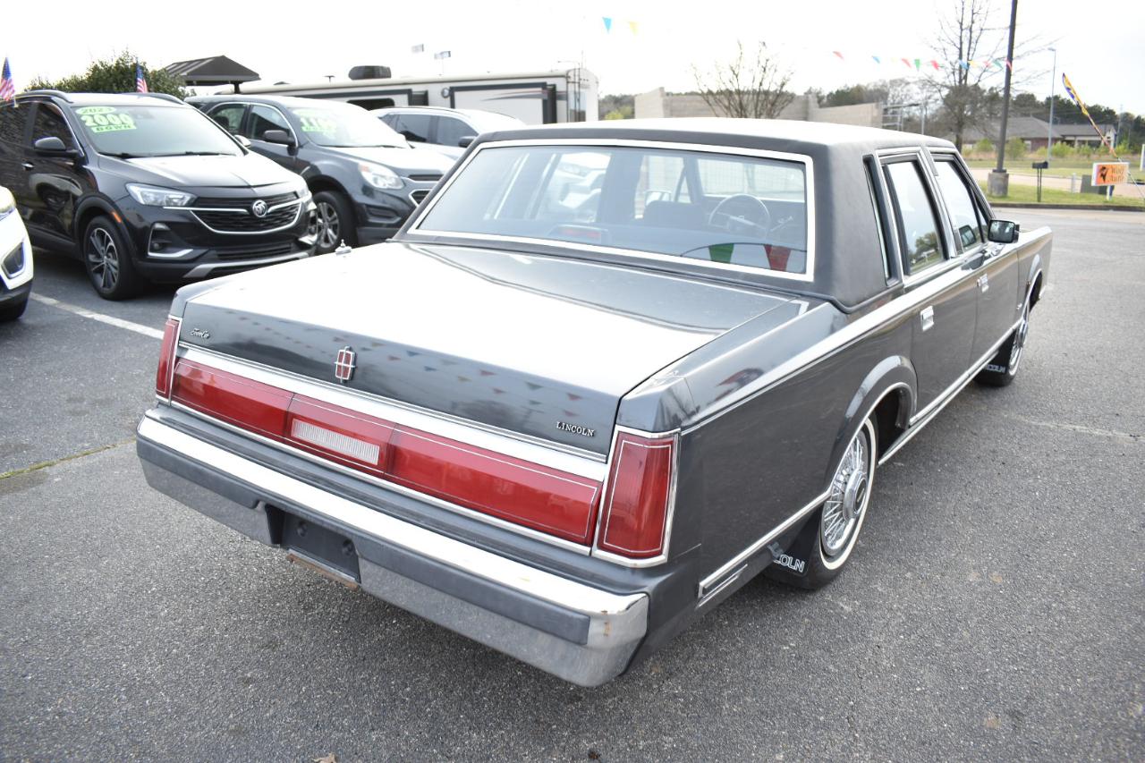 Lincoln Town Car 4dr Sedan 1986