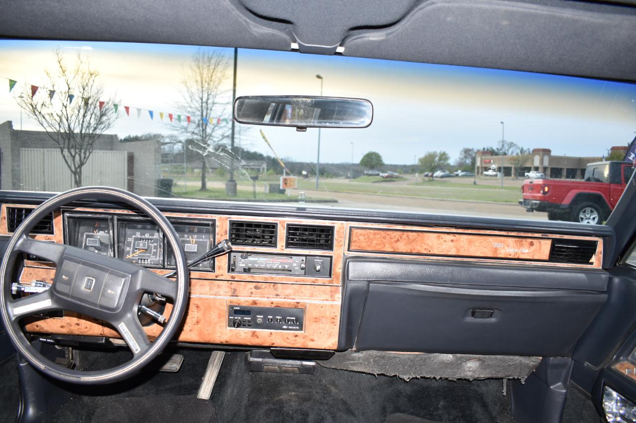 Lincoln Town Car 4dr Sedan 1986