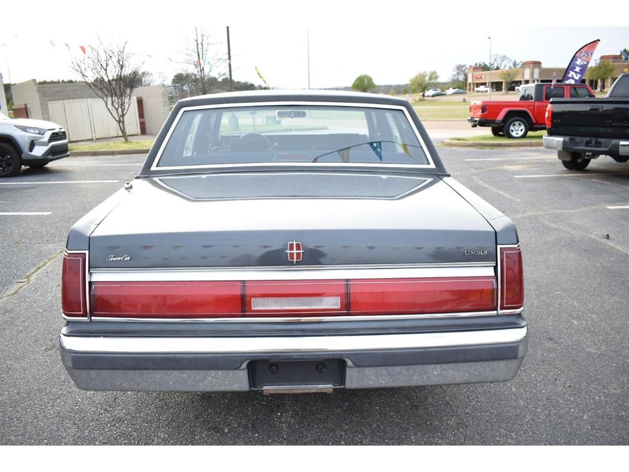 Lincoln Town Car 4dr Sedan 1986