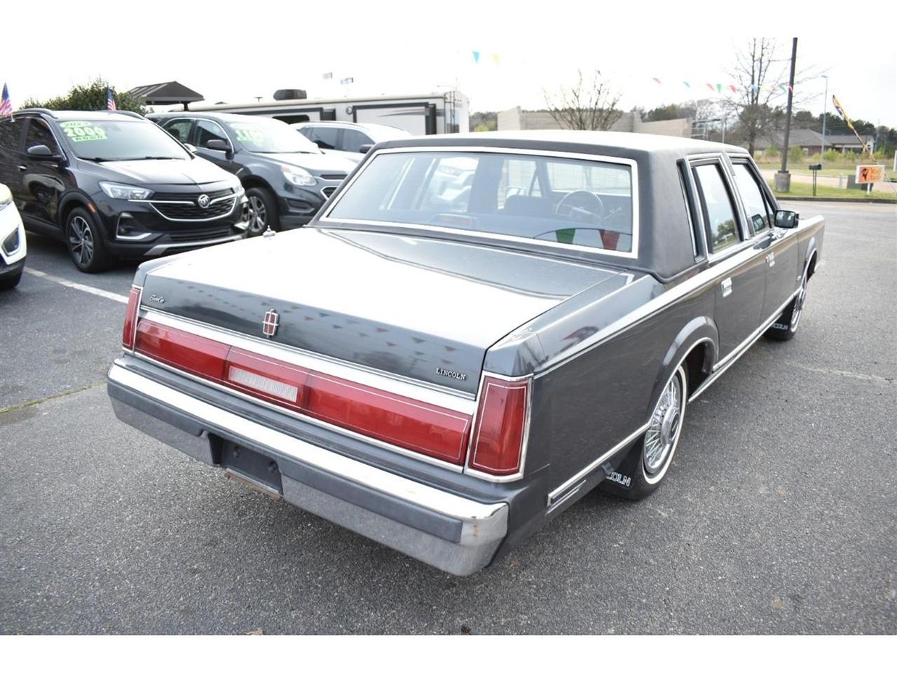 Lincoln Town Car 4dr Sedan 1986