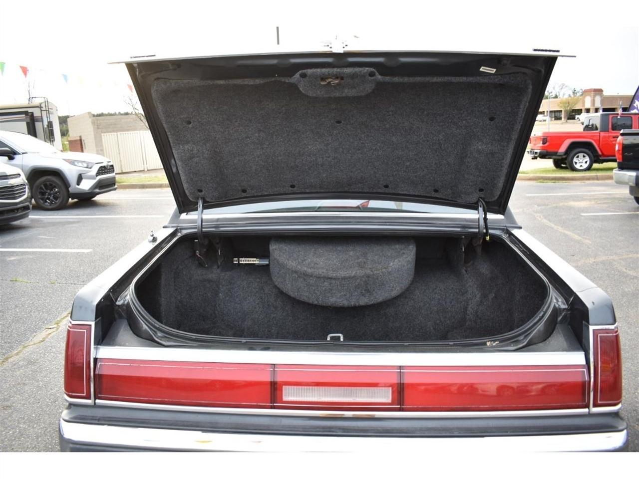 Lincoln Town Car 4dr Sedan 1986