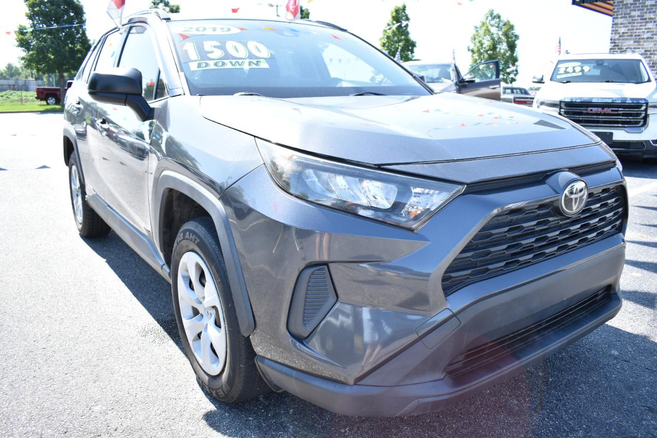 Toyota RAV4 LE FWD (Natl) 2019