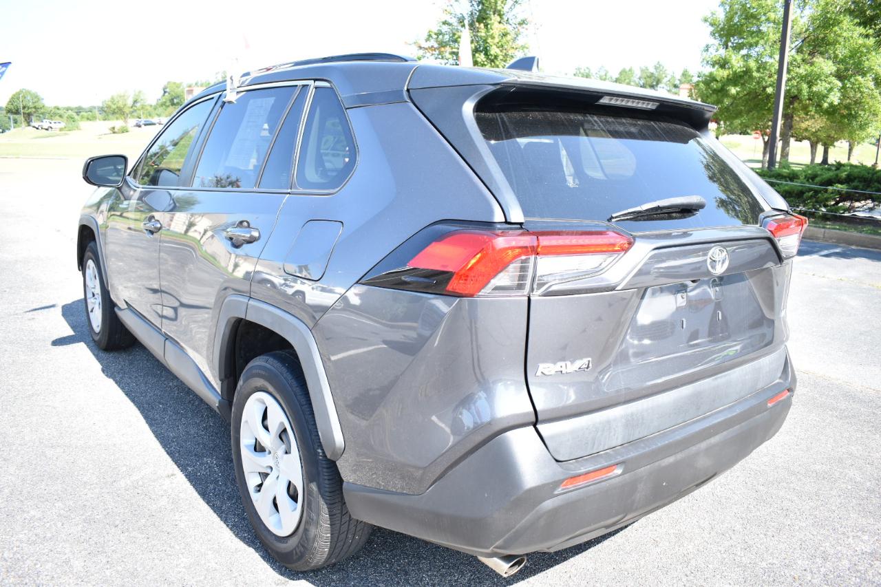 Toyota RAV4 LE FWD (Natl) 2019