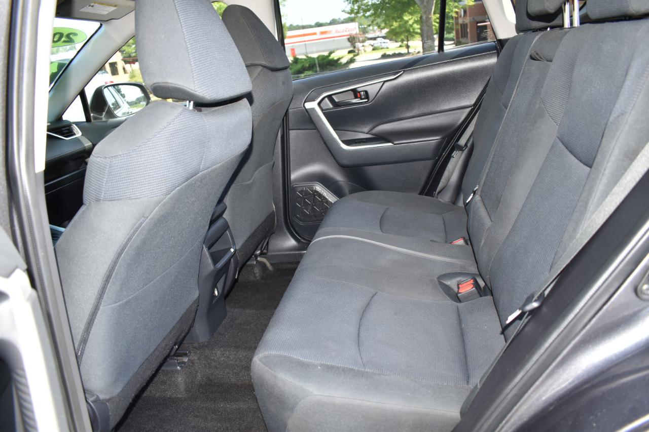 Toyota RAV4 LE FWD (Natl) 2019