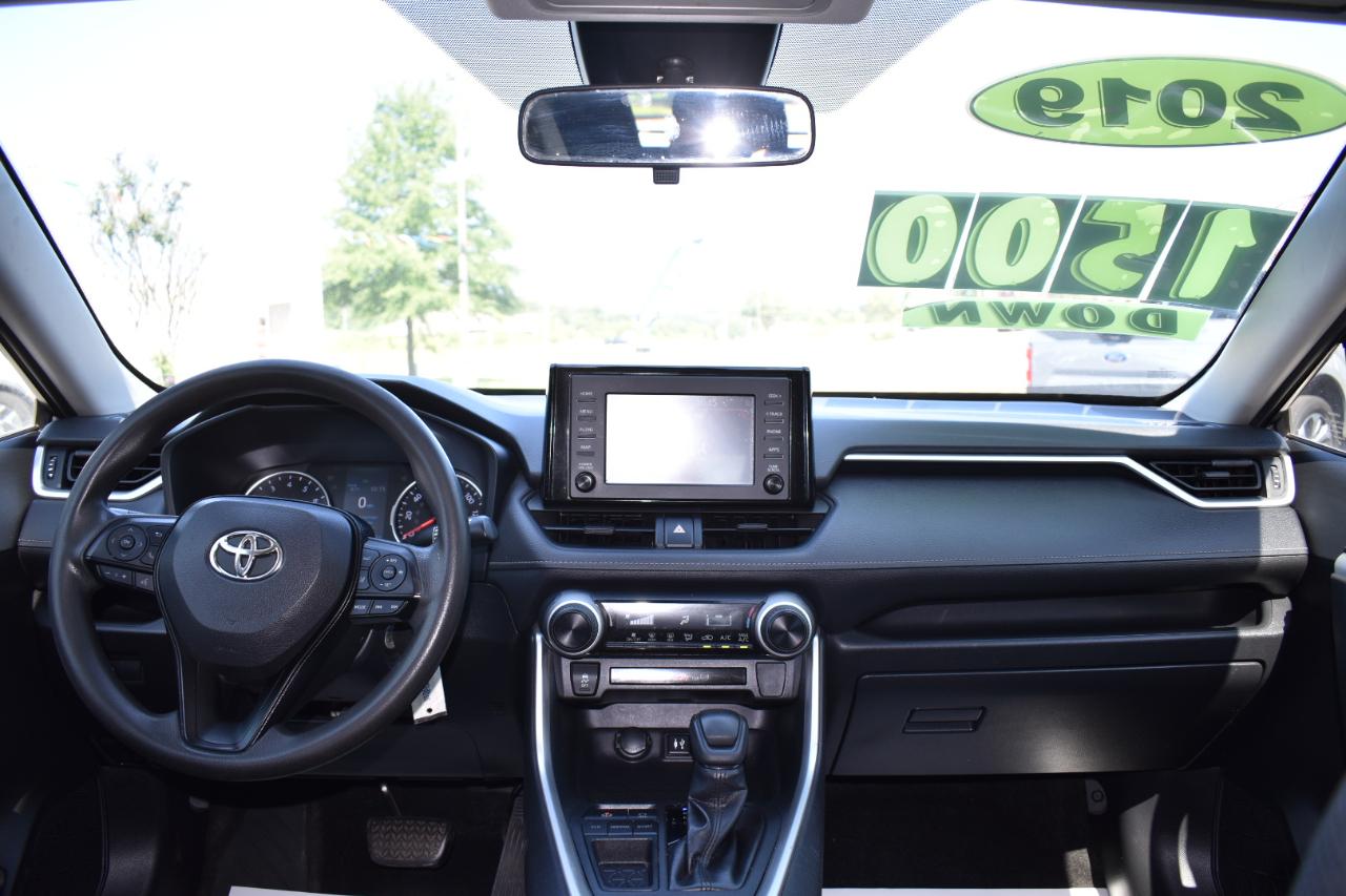 Toyota RAV4 LE FWD (Natl) 2019