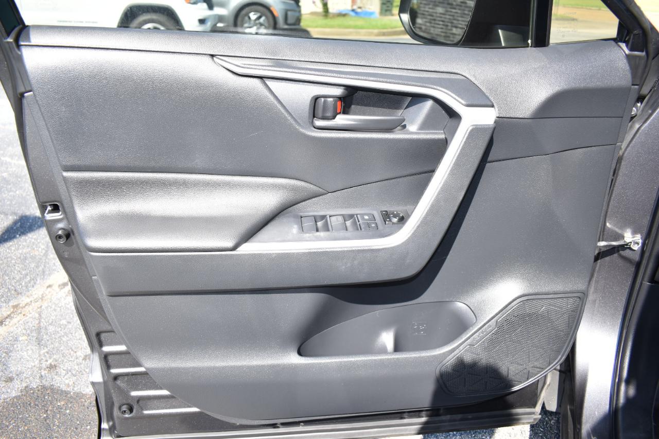 Toyota RAV4 LE FWD (Natl) 2019