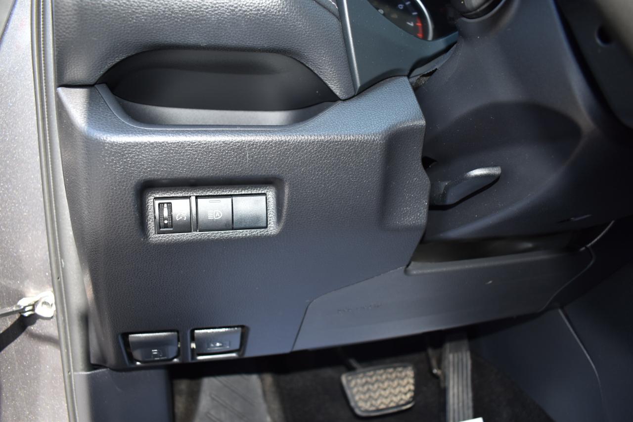 Toyota RAV4 LE FWD (Natl) 2019