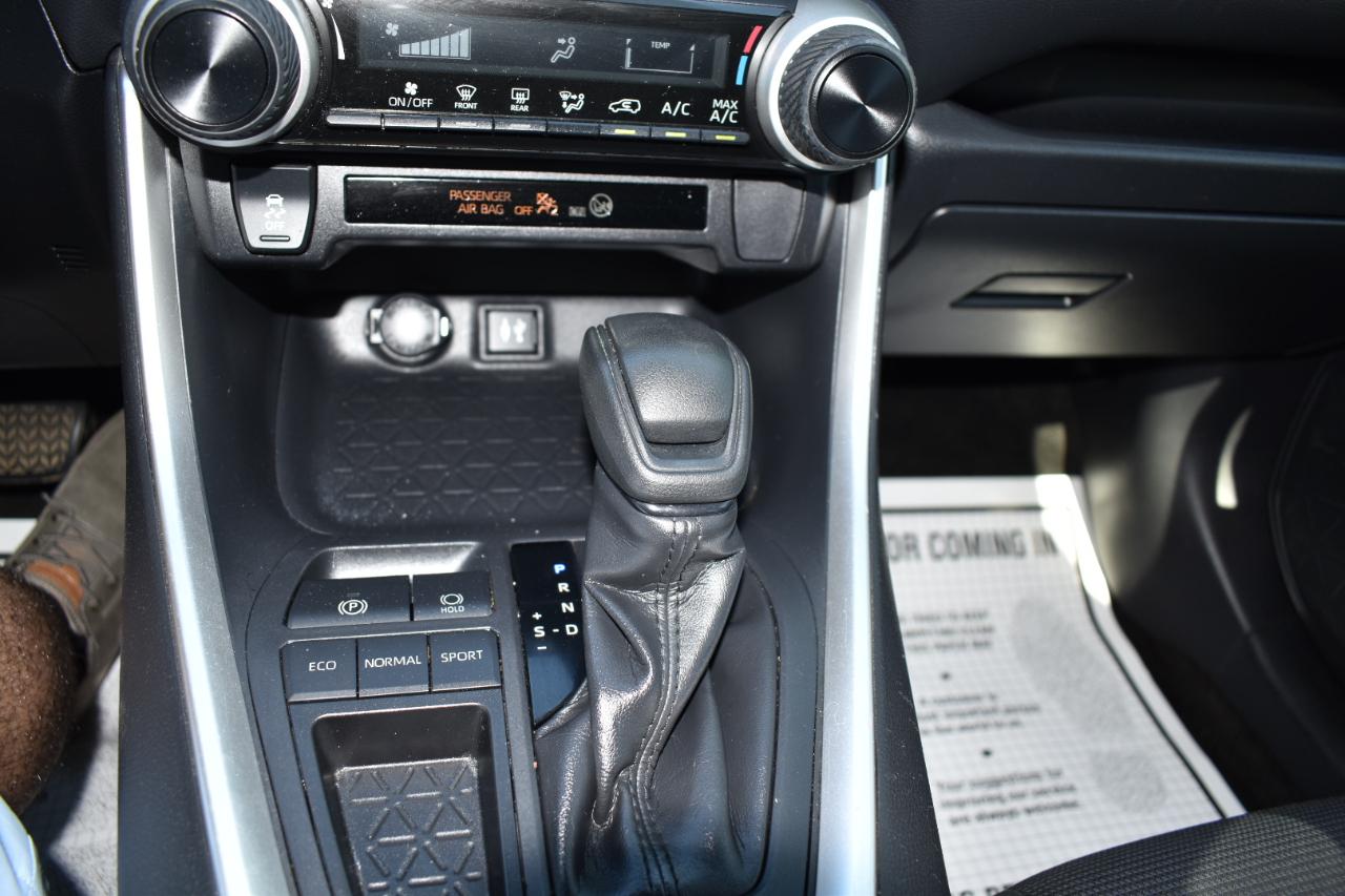 Toyota RAV4 LE FWD (Natl) 2019