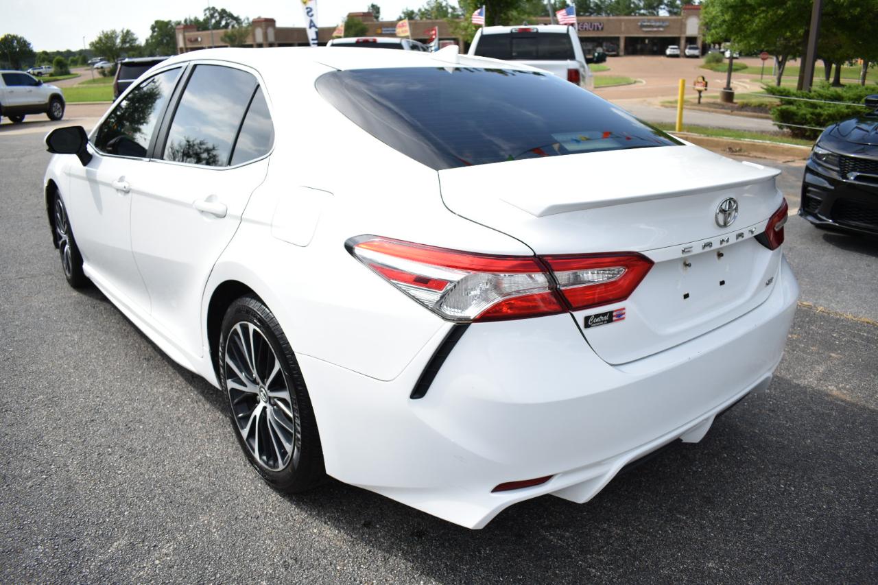 Toyota Camry SE Auto (Natl) 2020