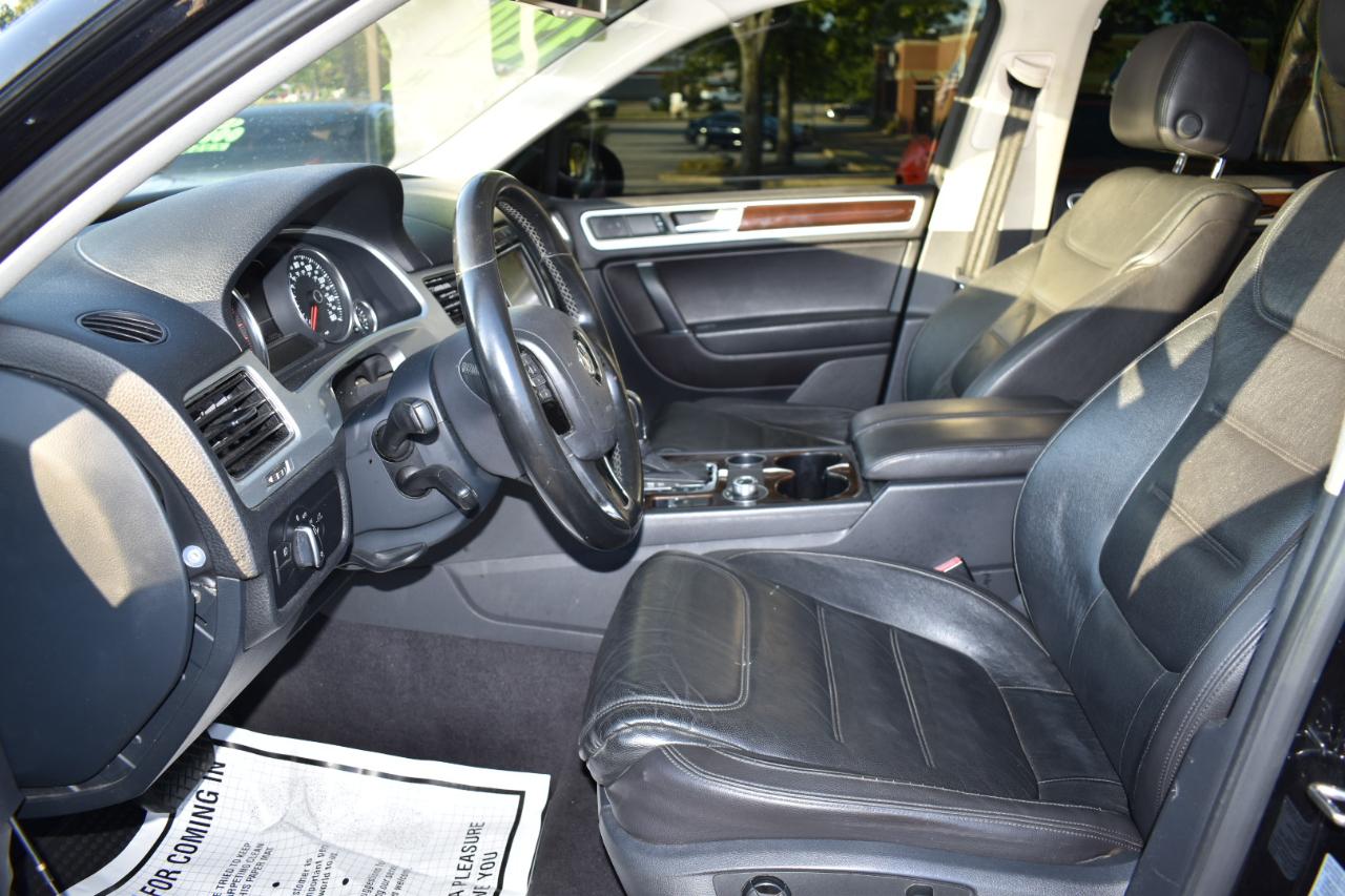 Volkswagen Touareg 4dr V6 Sport w/Technology 2015