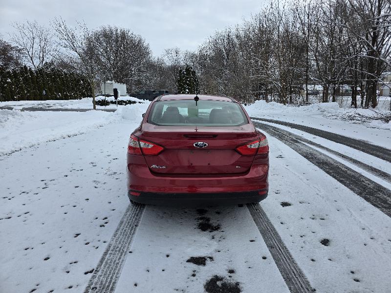 Ford Focus SE Sedan 2012