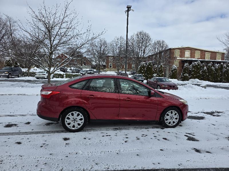 Ford Focus SE Sedan 2012