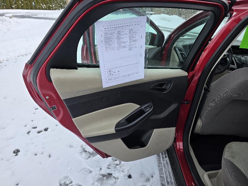 Ford Focus SE Sedan 2012