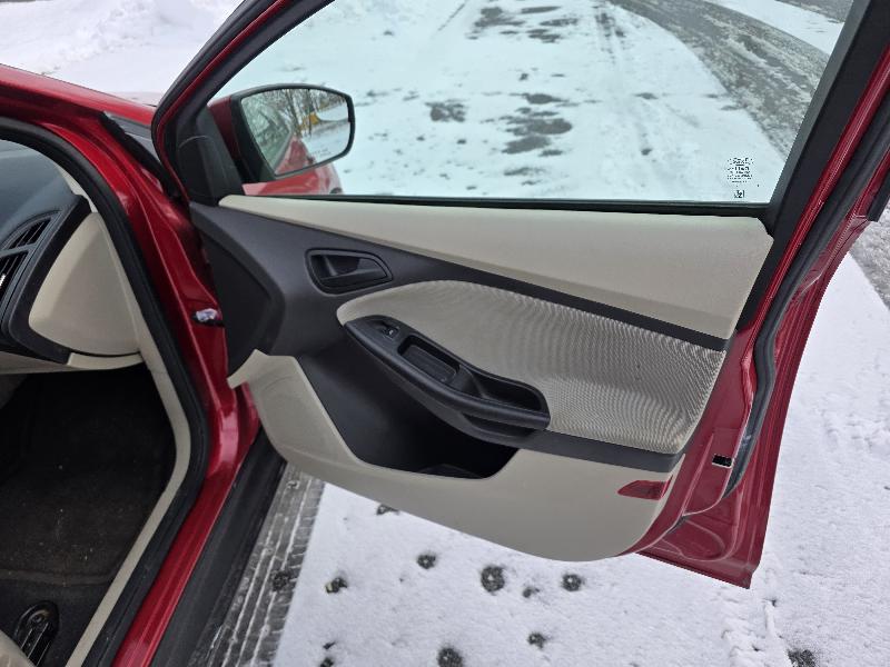 Ford Focus SE Sedan 2012