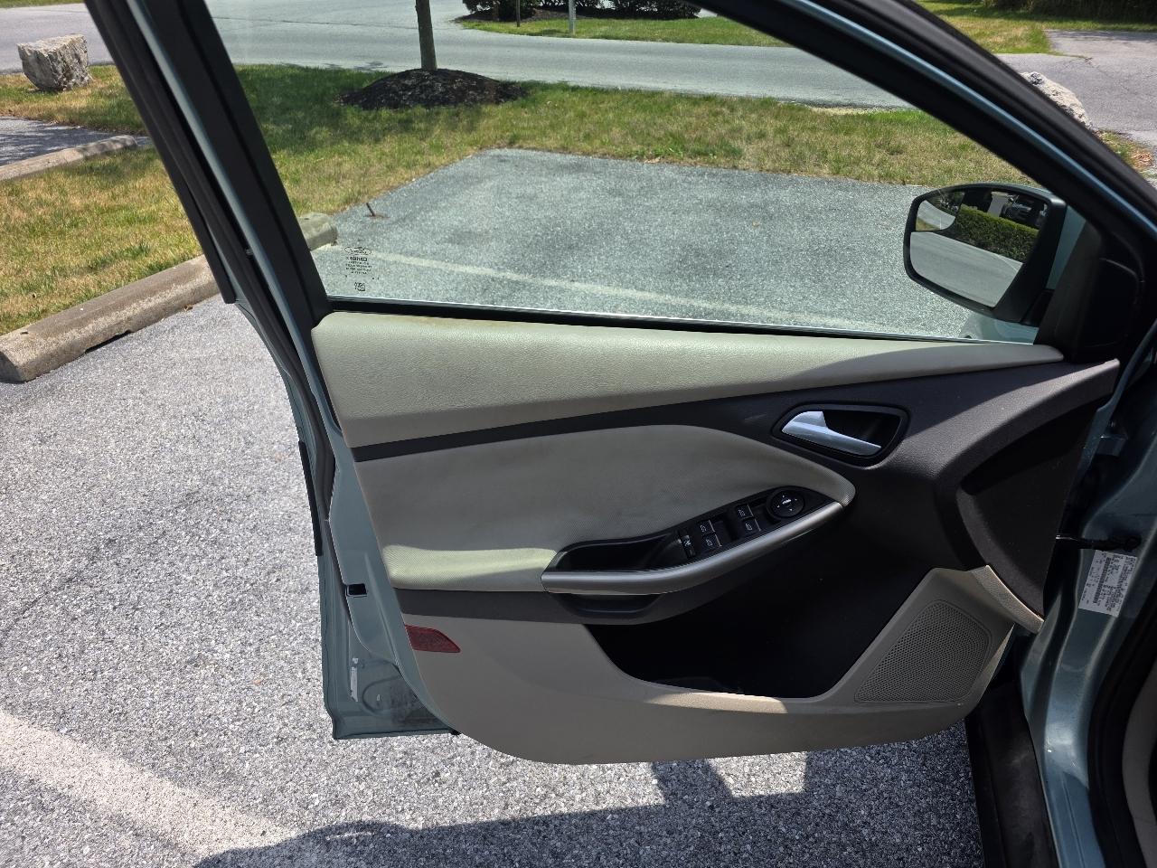Ford Focus SEL Sedan 2012