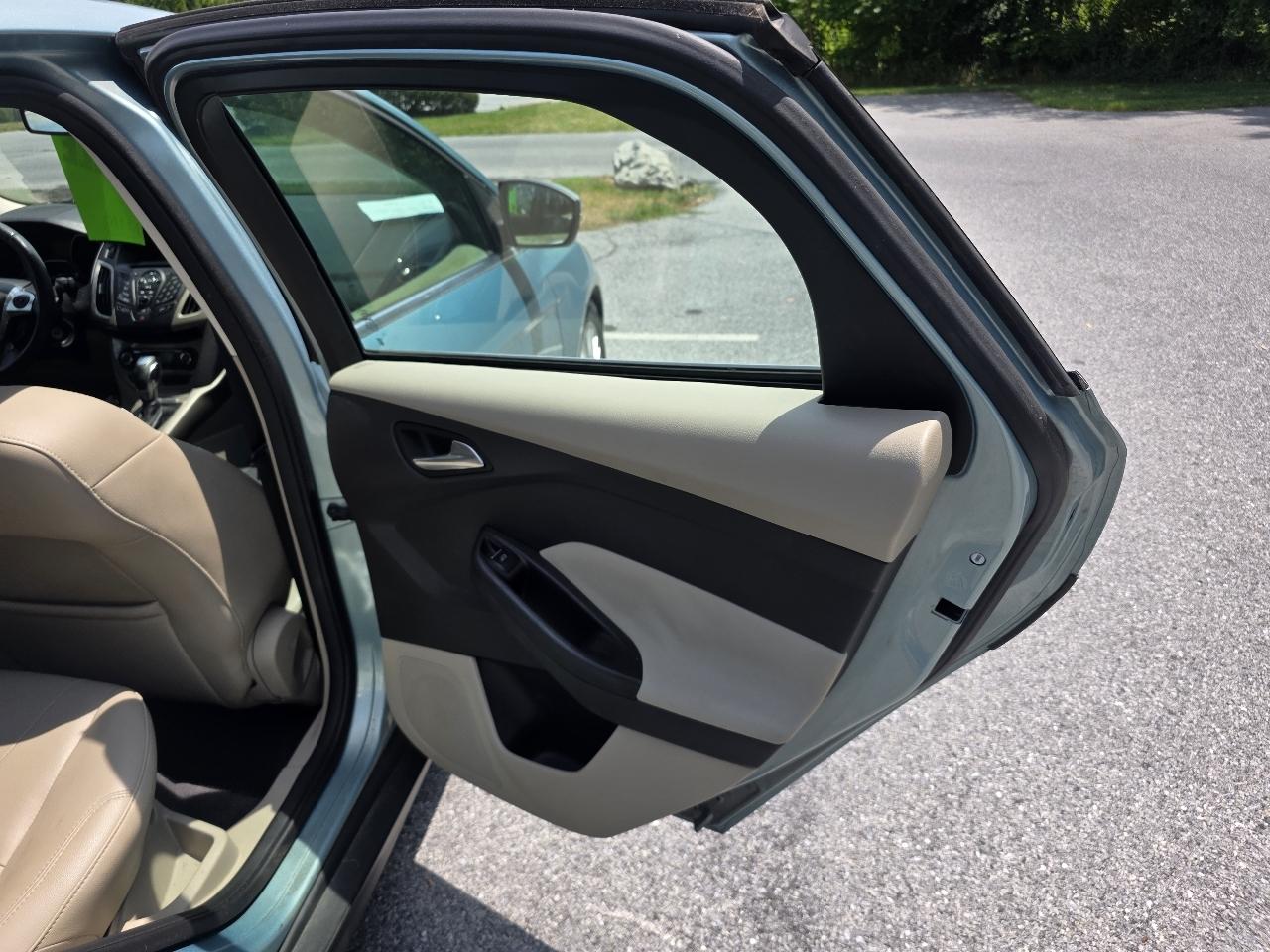 Ford Focus SEL Sedan 2012