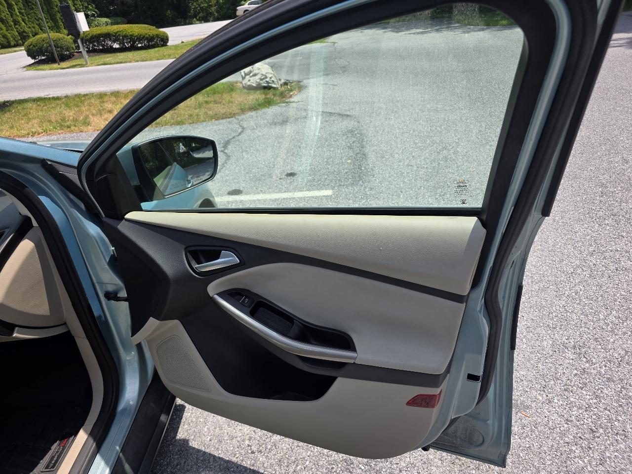Ford Focus SEL Sedan 2012