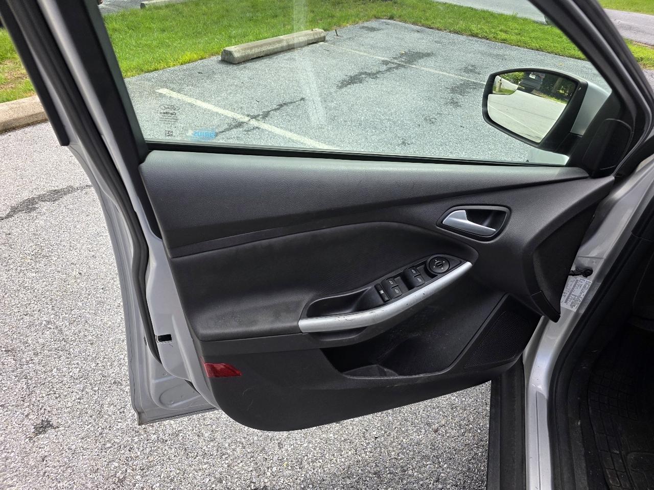 Ford Focus SE Sedan 2013