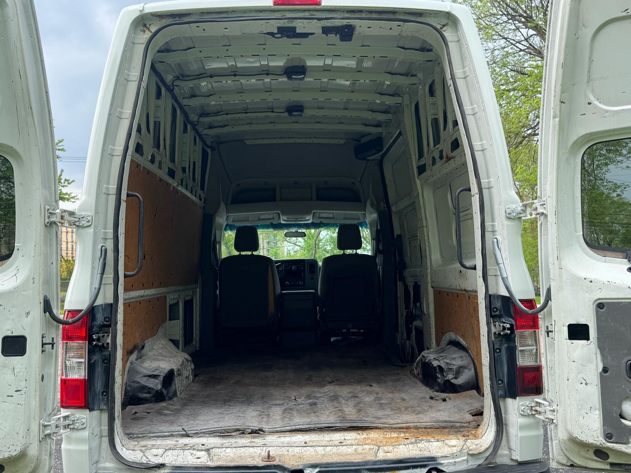 Nissan NV Cargo 2500 HD S V6 High Roof 2014