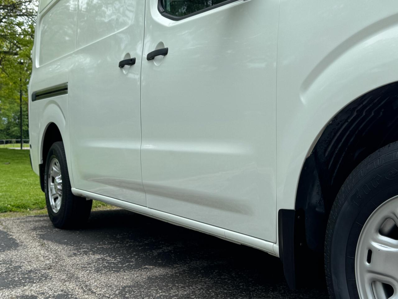 Nissan NV Cargo 2500 HD S V6 High Roof 2014