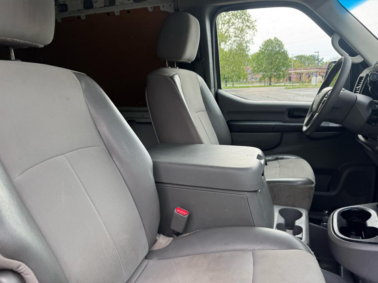 Nissan NV Cargo 2500 HD S V6 High Roof 2014