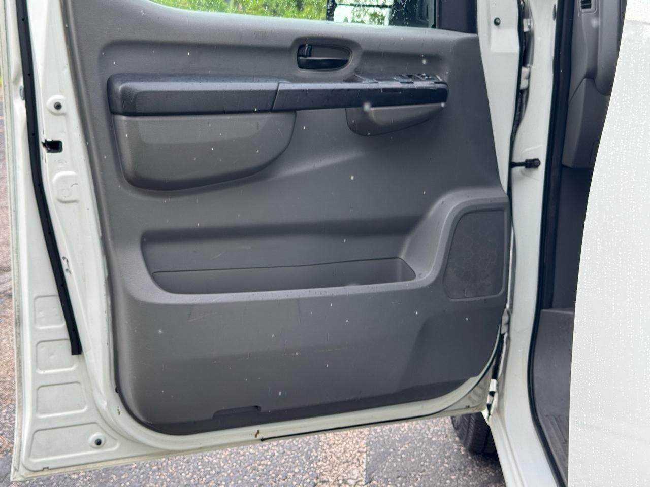 Nissan NV Cargo 2500 HD S V6 High Roof 2014